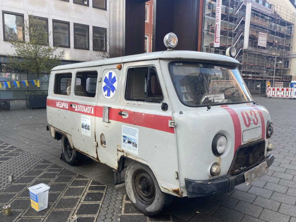 Barwinka der ukrainische Krankenwagen mit Spendenbox